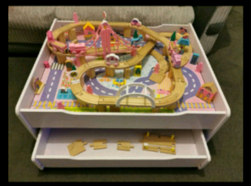 pink train table